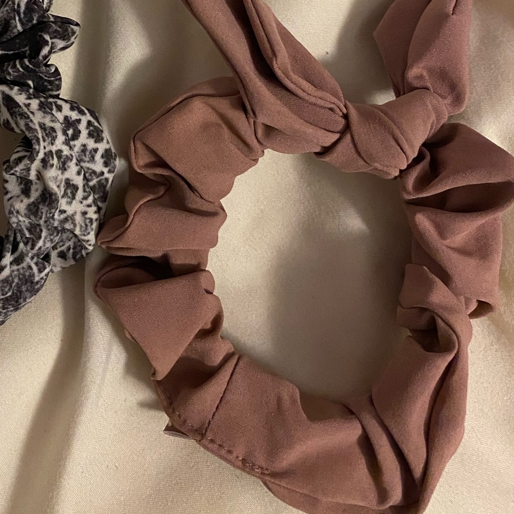 Lululemon scrunchie